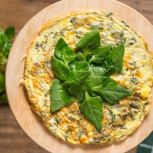 Omelete de espinafre com tostada picante