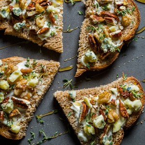 Tartine de gorgonzola, nozes e mel