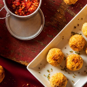 Bolinhos de bacalhau empanados no Pão com Pesto de pimentão