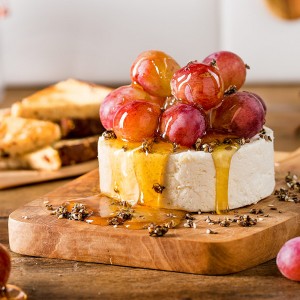 Queijo branco com uvas, crocante de fibras, mel e pão integral