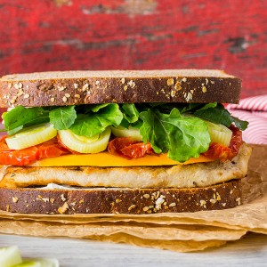 Sanduíche de frango grelhado, tomates secos e alho poro