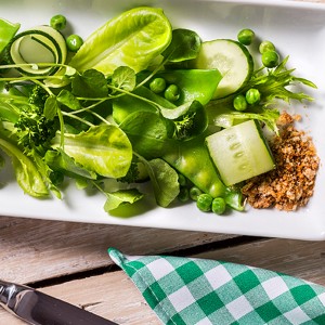 Salada de pepino, ervilha, mini rúcula e crocante com ervas