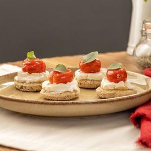 Canapé de ricota com tomate confit