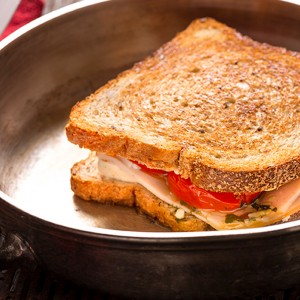 Panini com tomate assado, pesto e peito de peru