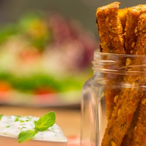 Sticks de parmesão e urucum com molho de iogurte