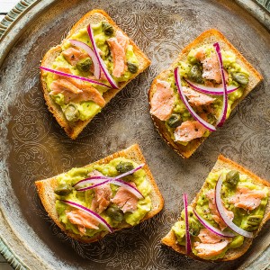 Bruschetta com mousse de abacate, salmão e alcaparras