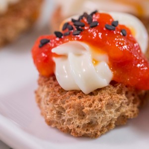 Mini bruschettas rústicas com geléia de pimentão