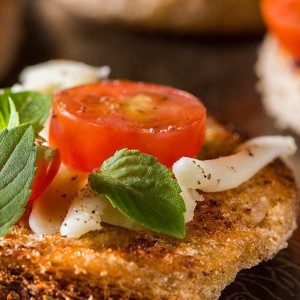 Pizzetes de tomates grelhados com manjericão