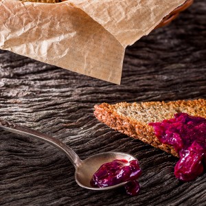 Geleia de frutas vermelhas e especiarias com torradas