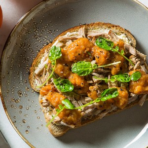 Sanduíche aberto de pernil  com chutney de caqui