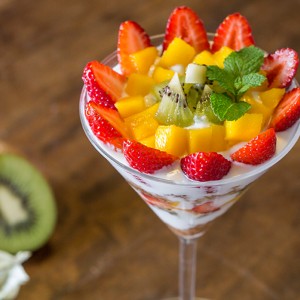 Parfait de iogurte natural e frutas tropicais