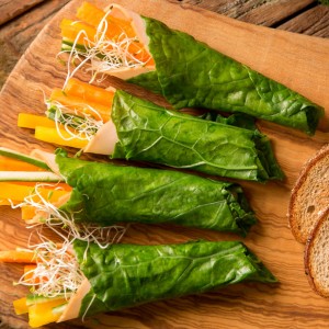 Wraps de couve, peru e vegetais com pão tostado e molho de salsa