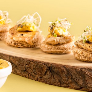 Canapés de frango e manteiga de maracujá