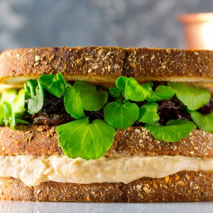 Sanduíche gelado de atum com ameixa