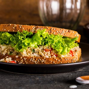 Sanduíche com tabule de quinoa, alface e coalhada