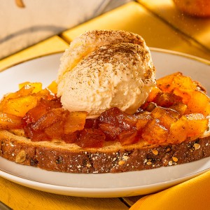 Tartine quente de maçã e canela com sorvete