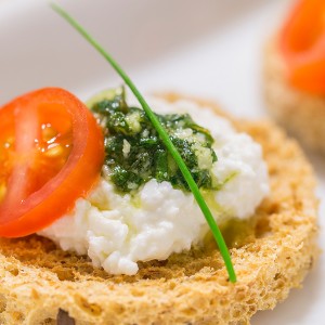 Crostini de queijo quark e pesto de ervas