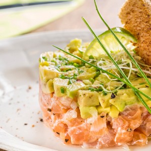 Tostada com tartar de salmão e abacate